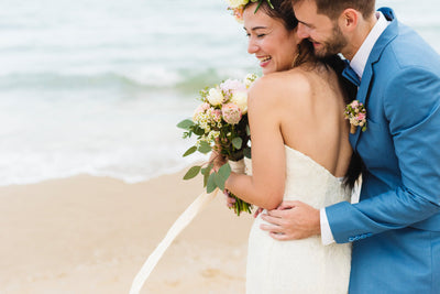 TIPS FOR WEARING A WEDDING GOWN ON THE BEACH