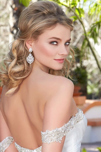 A beautiful bride wearing our Verona Earrings from Anna Bellagio.