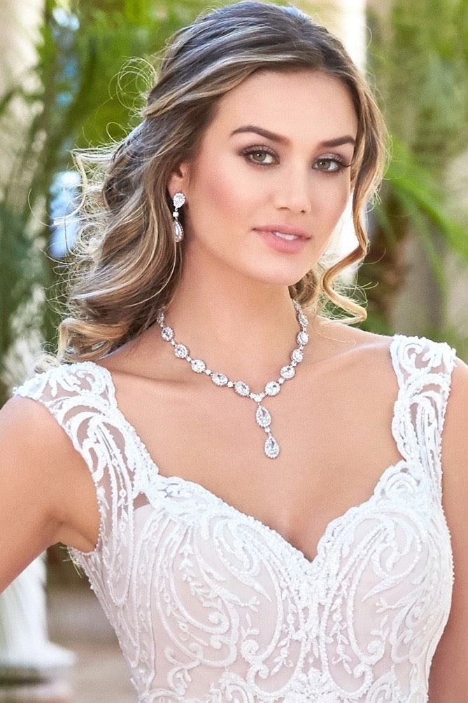 What Kind of Necklace to Wear With Sweetheart Neckline? – Fetchthelove Inc.