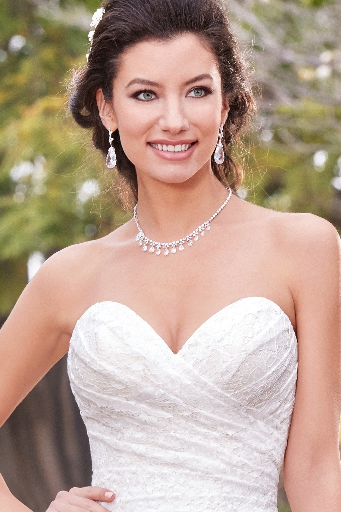 A guide to choosing bridal jewelry for every wedding dress' neckline |  Abrazi